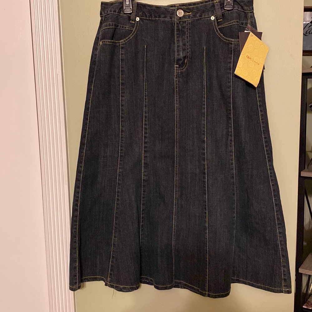 Motto denim skirt with pockets and front waist zipper.